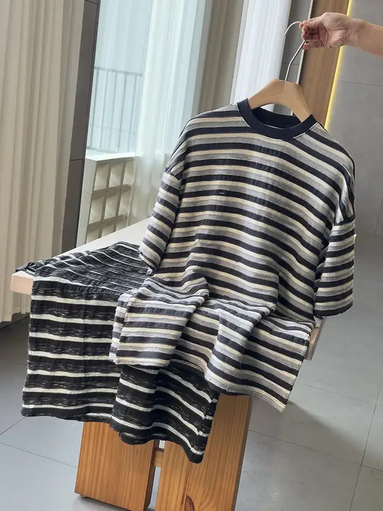 ストライプデザインのルーズフィットTシャツ【丸首・男女兼用・翻辺工法】