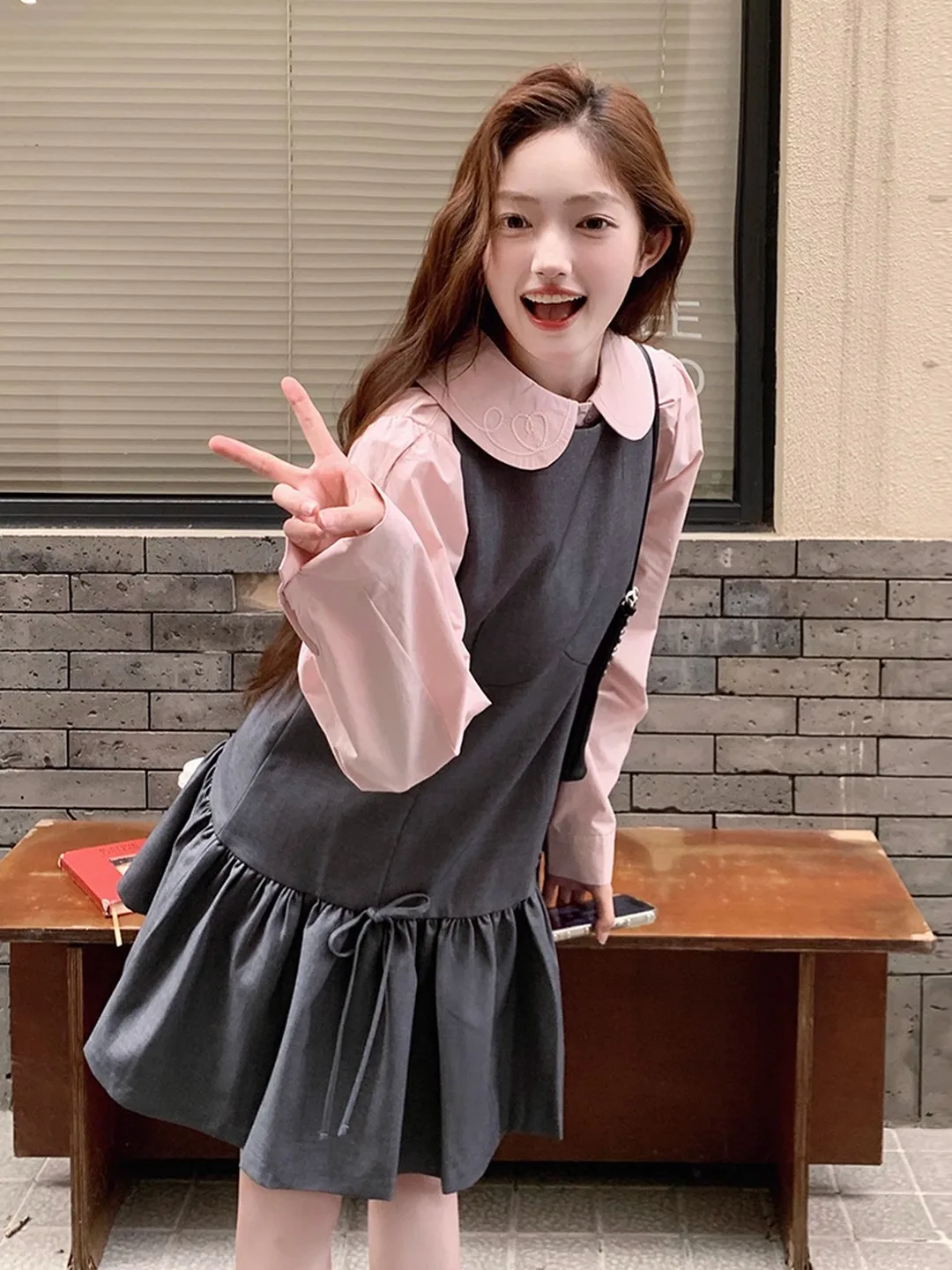 可愛い洋服 中学生 通学用 おすすめ：ピンクシャツとプリーツキャミソールワンピース【学院風・スウィート】（セットアップ対応）