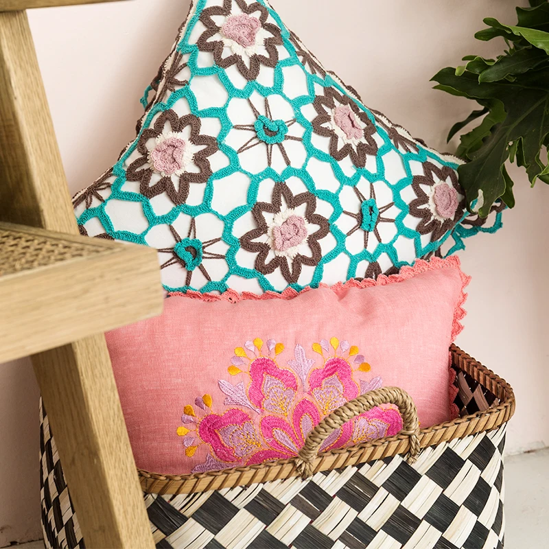 手作り刺繍のボヘミアン風ドリームキャッチャータペストリー：民族風抱き枕の実用性と使用シーン