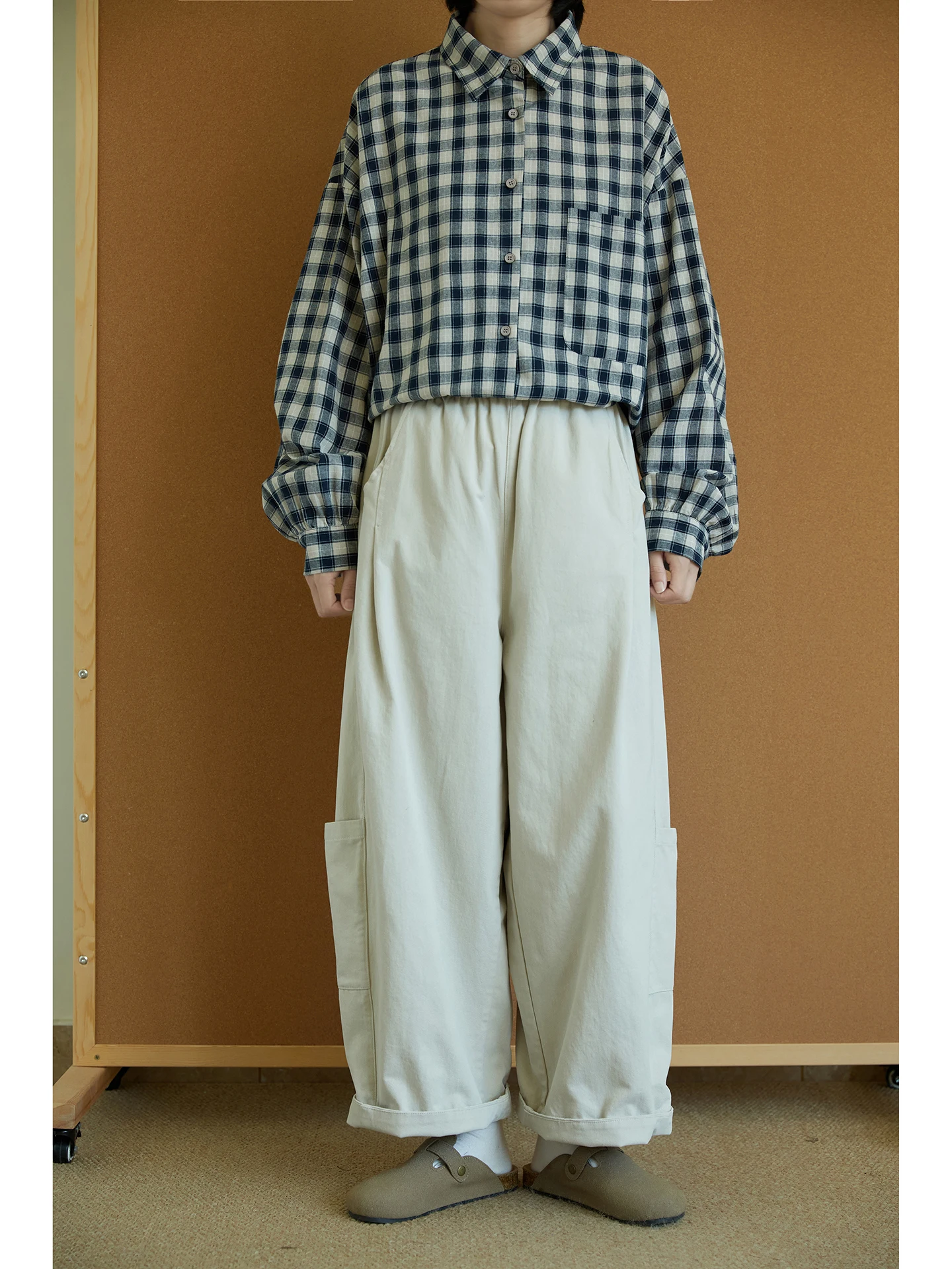 カーゴ パンツ 細身 レディースに合う服の選び方：荃白の工装風ストレートパンツを基準に