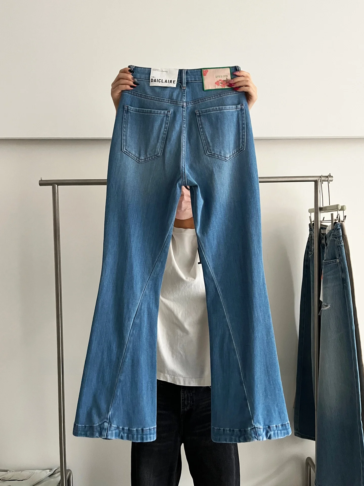フレアデニムパンツ：ハイウエスト・薄手・ストレッチで夏の日常を快適に