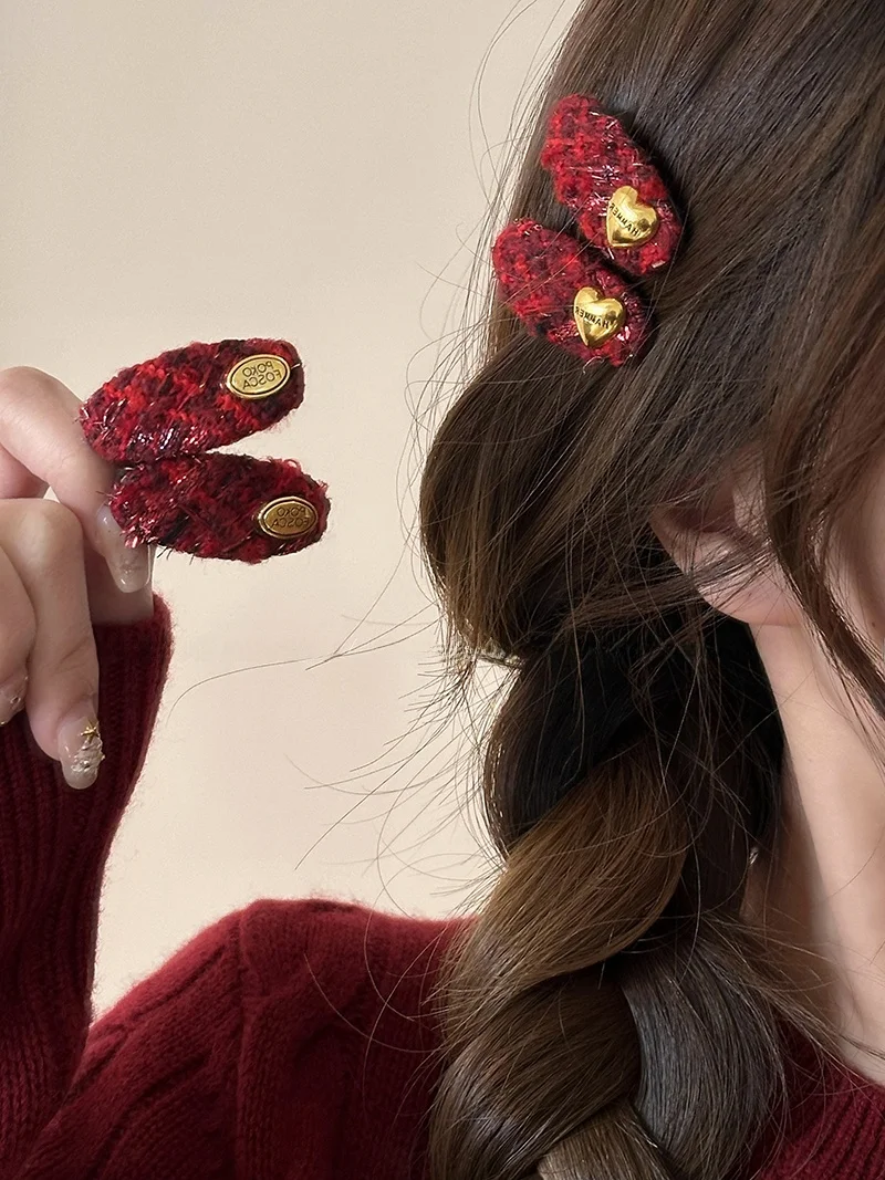 前髪 ポンパドール とは？水滴デザインの赤いヘアクリップで実用性とスタイリングを実現