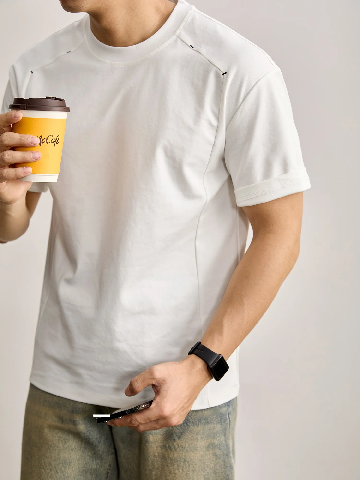 カットオフ tシャツは本当に必要？30代の男性が選ぶ「立体裁剪デザイン」のトップスとは
