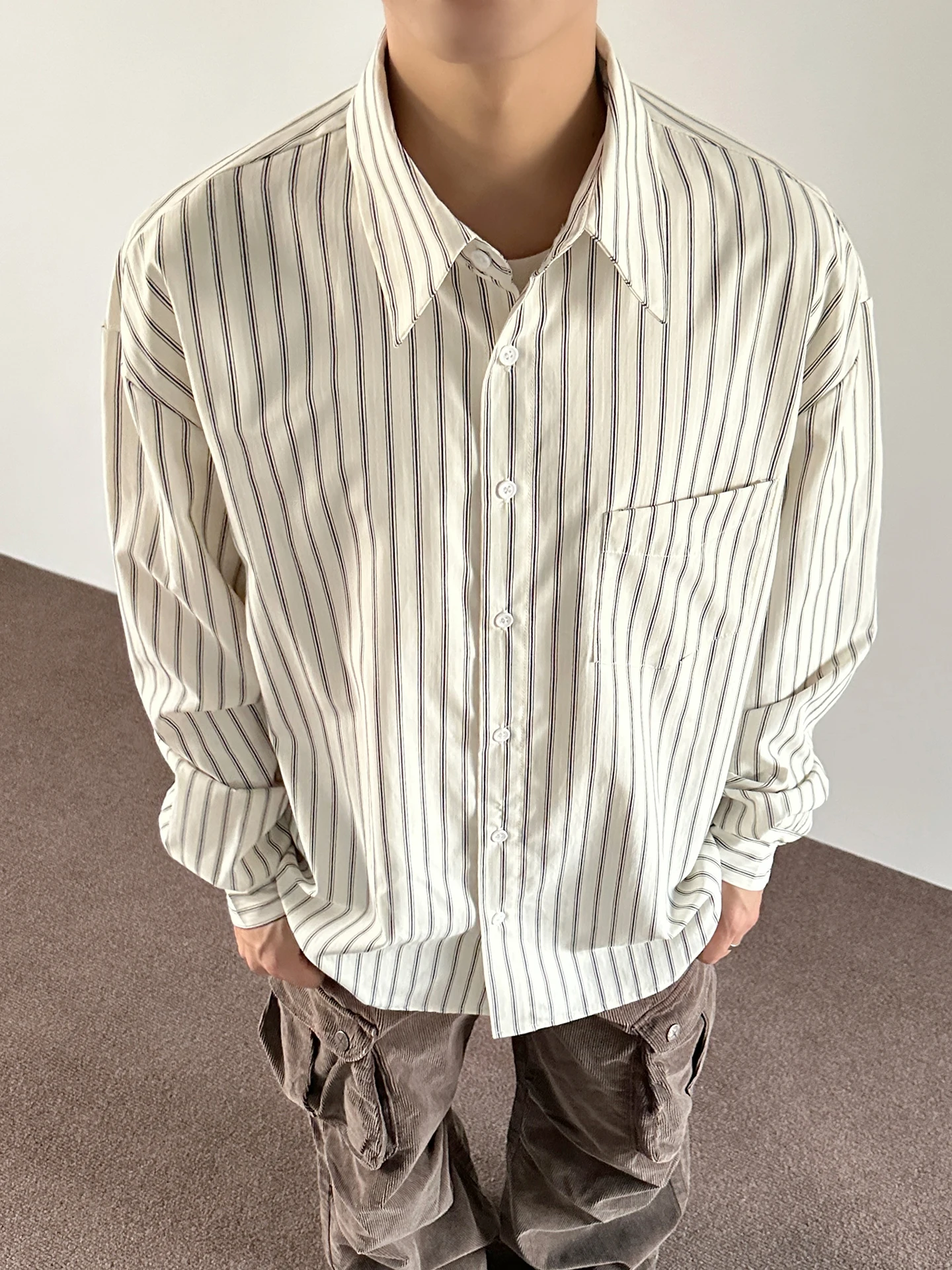 ブラウンストライプの白い長袖シャツ【メンズ・カジュアル・春秋用・フィット】