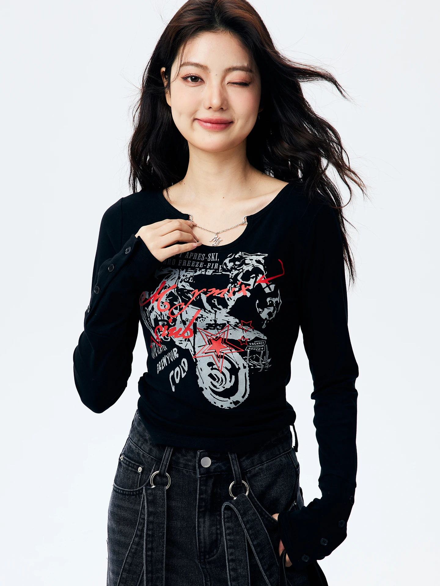 人気のモード系Tシャツとは？個性的な文字プリントが魅力の長袖Tシャツで、どんなシーンに活かせるの？