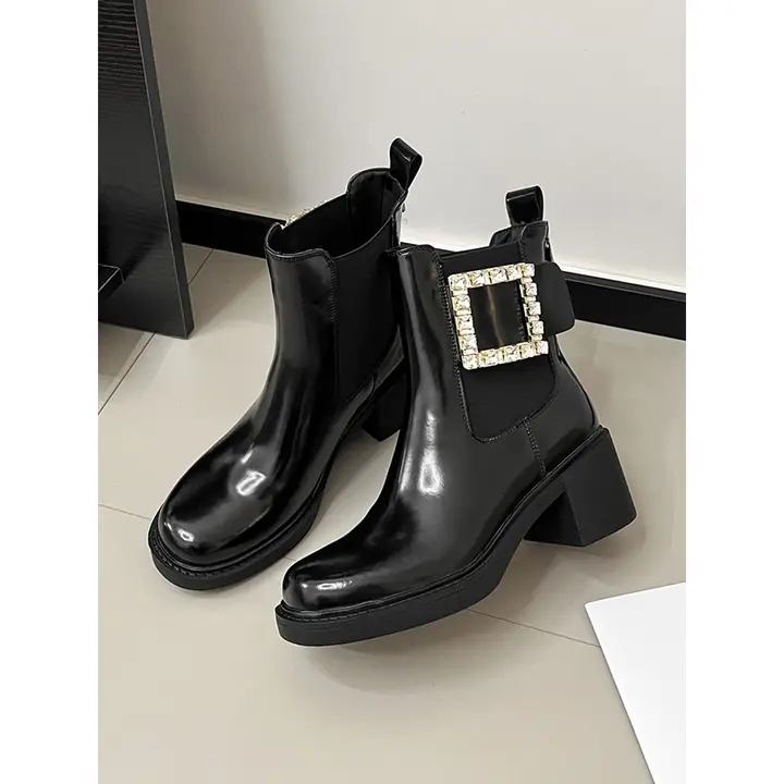 牛革製 高ヒールショートブーツ【クリスタル装飾・スクエアトゥ・黒・太ヒール・チェルシーブーツ】
