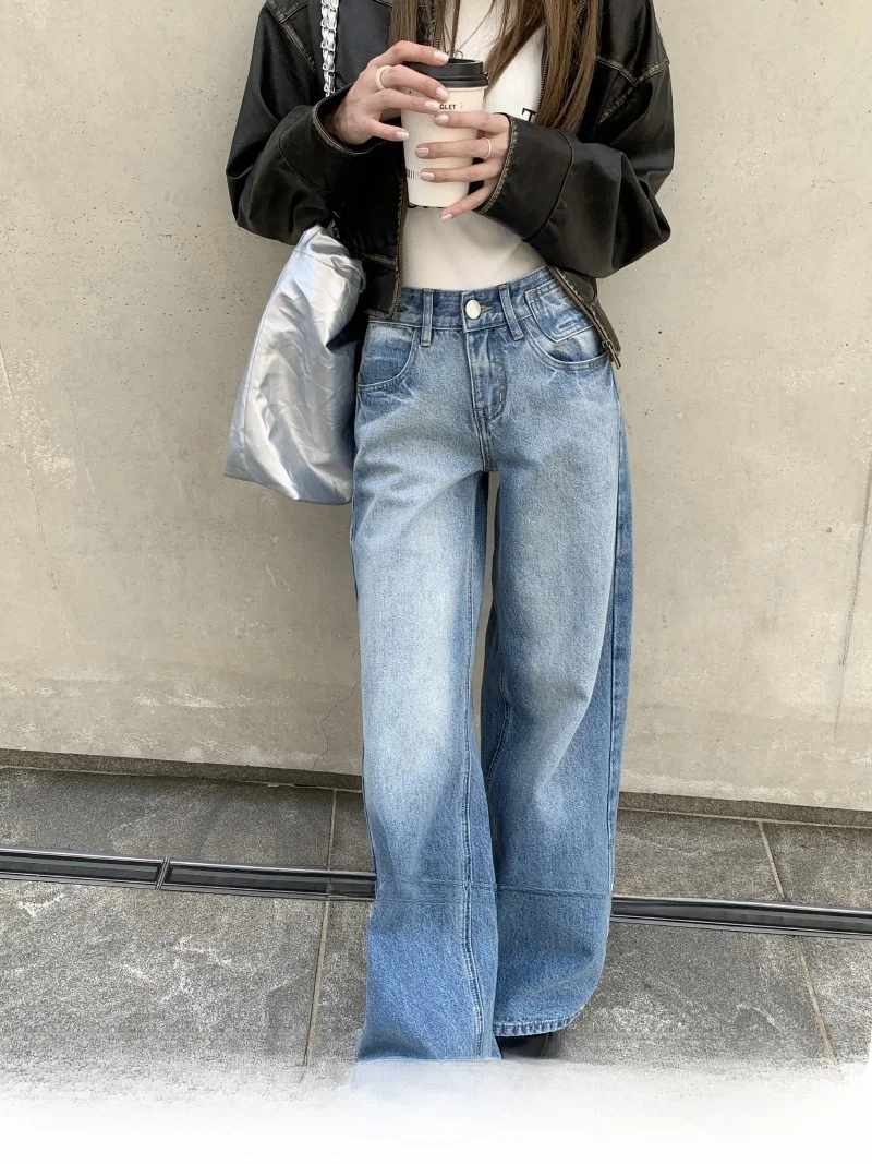水洗いブルージーンズ：秋から冬にかけての日常着に最適なルーズフィットスタイル
