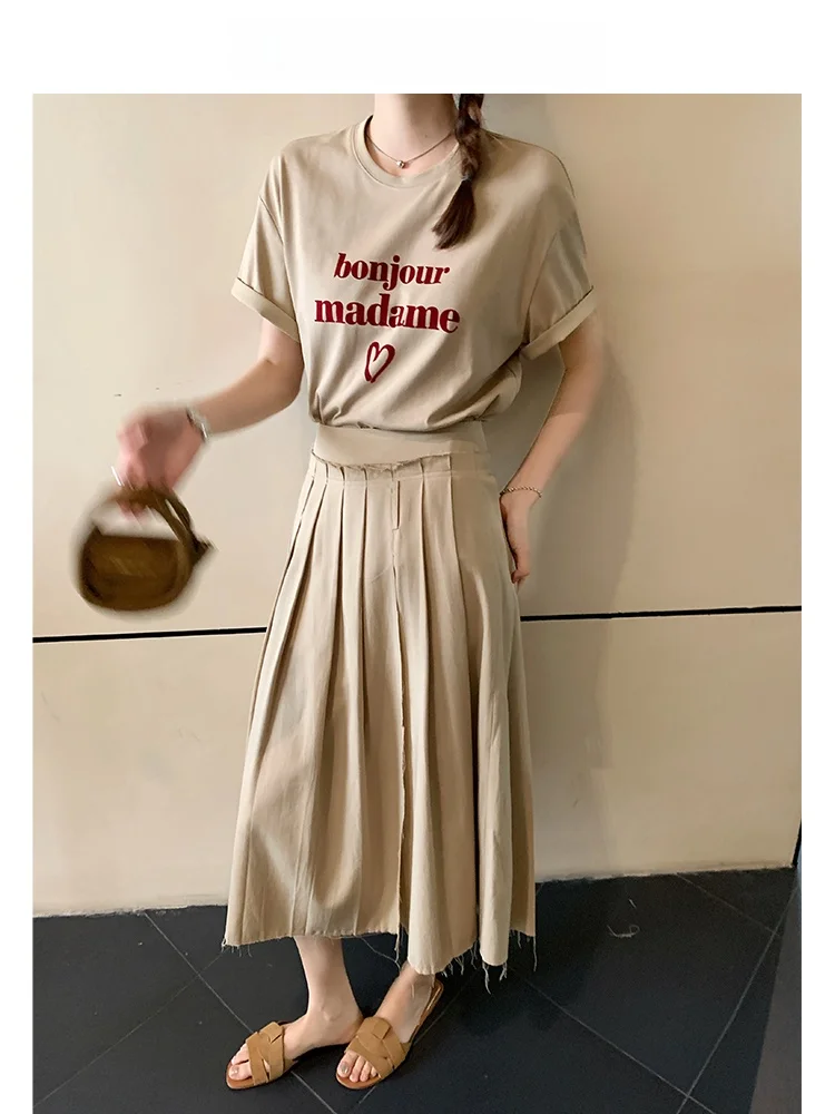 大人可愛い服 40代コーデ - 高腰設計とデザインプリーツの特徴