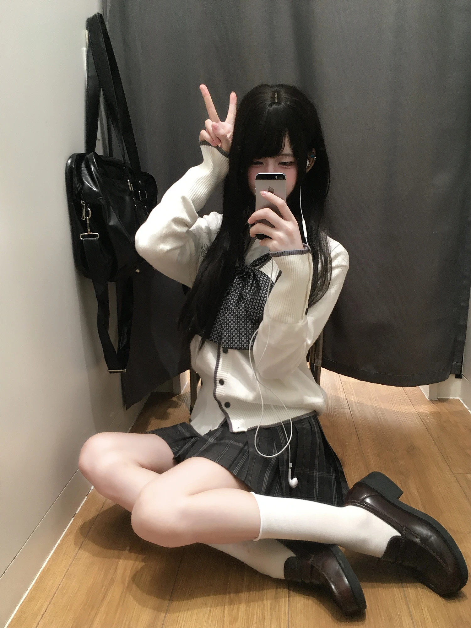 セミロングの高校生にぴったりな、通勤スタイルを決めるべき1つのアイテムは？