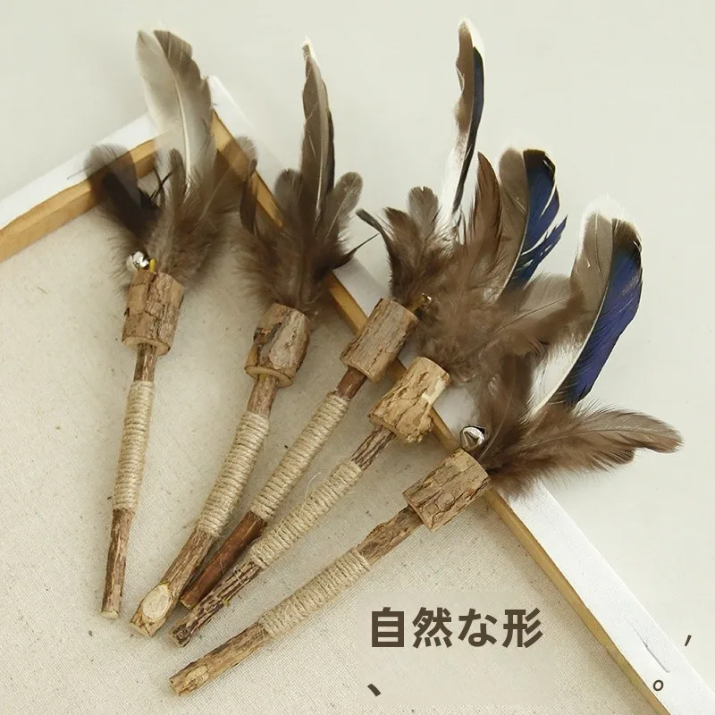 猫用おもちゃ 羽毛付き木製おもちゃ：天蓼・麻ひも・鈴付きで安全な遊びを実現