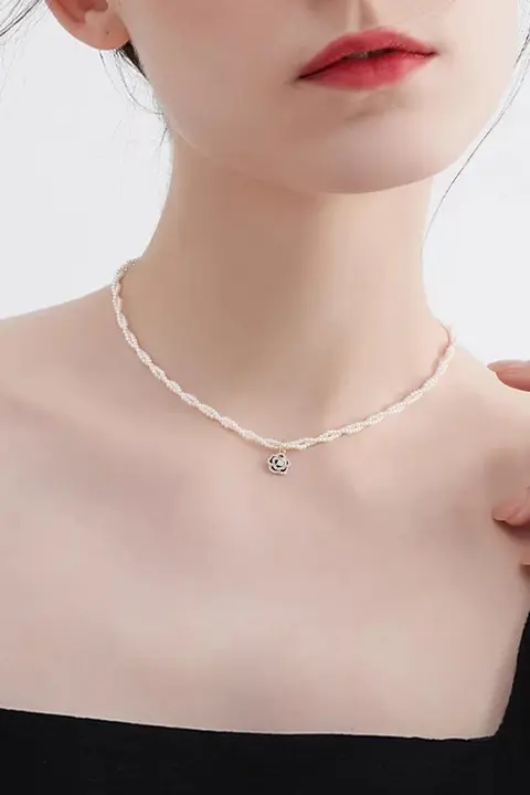 二重巻きパールネックレス【山茶花ペンダント・女性用・鎖骨にかかるデザイン】