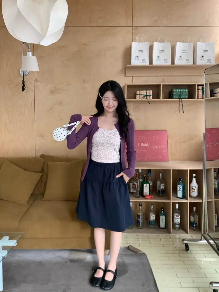 春秋用 紫色ニットカーディガン【女性用・フィット感・短丈・フラワープリントのキャミソール付き】（セットアップ対応）