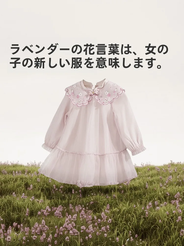 お宮参りの女の子ドレスは、クラシックな和風か？現代的な英倫スタイルか？