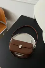EZRO 本革製 高級感あるロック付きショルダーバッグ【シンプル＆コンパクトデザイン】
