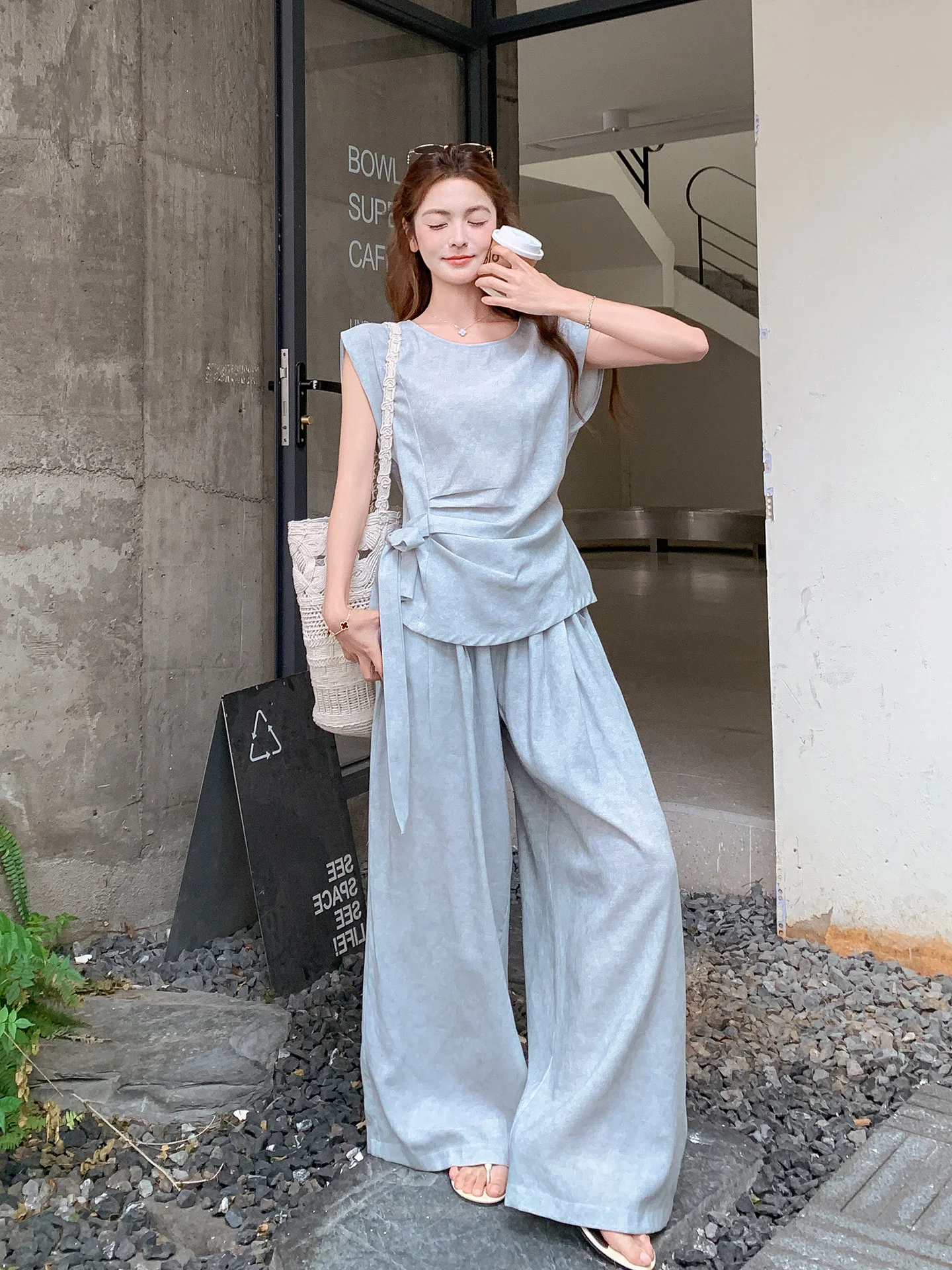 クリーム色のズボンに合う服は、青系が一番？それとも白？今こそ知るべきベストな選び方