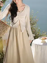 春のファッショナブルなカジュアルコーディネート！浅カキ色のキャミソールスカートとトップス（セットアップ対応）
