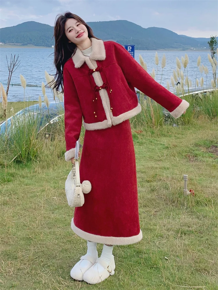 holiday 服 はどんなもので、どんな場面で着るの？新中式デザインの赤いファー付きダウンコートとスカートが答えをくれる