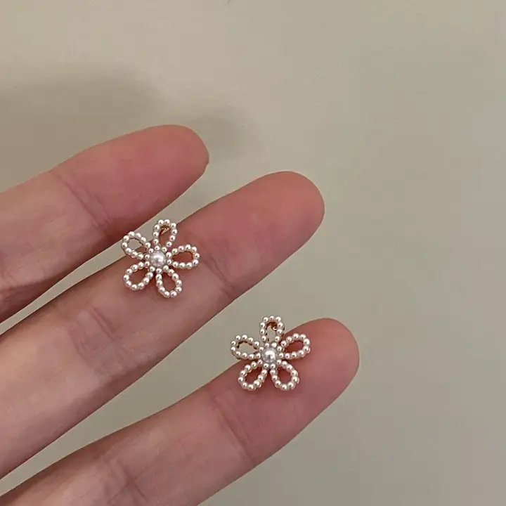パールフラワーイヤリング【925銀針・シンプルで上品・軽量デザイン】