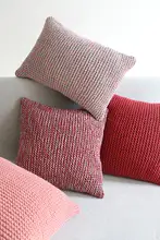 シンプルな立体デザインの手編みコットンロープクッション【ワインレッドグラデーション】