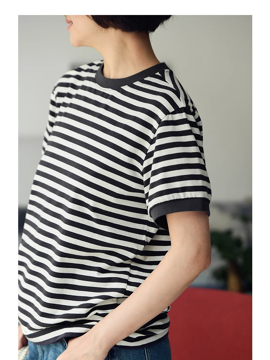 ママコーデの基本スタイルとは？グレーと白のストライプTシャツが実用性と心のケアを両立