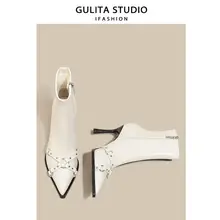高級感あるホワイトヒールポインテッドトゥショートブーツ【ベルト付き・スタッズ・細いヒール・秋冬用】