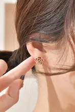 秋冬向け 気品溢れるレッドカメリアイヤリング【穴あけ不要・小さなストーンデザイン】