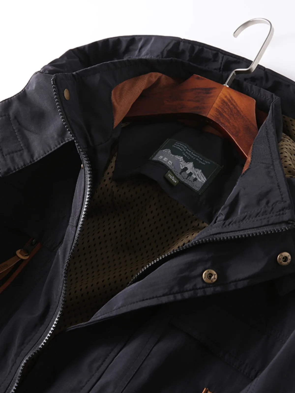 アウトドアパーカーで失敗しない選び方は？すべての気候に耐えられる「all weather parka」の本質とは