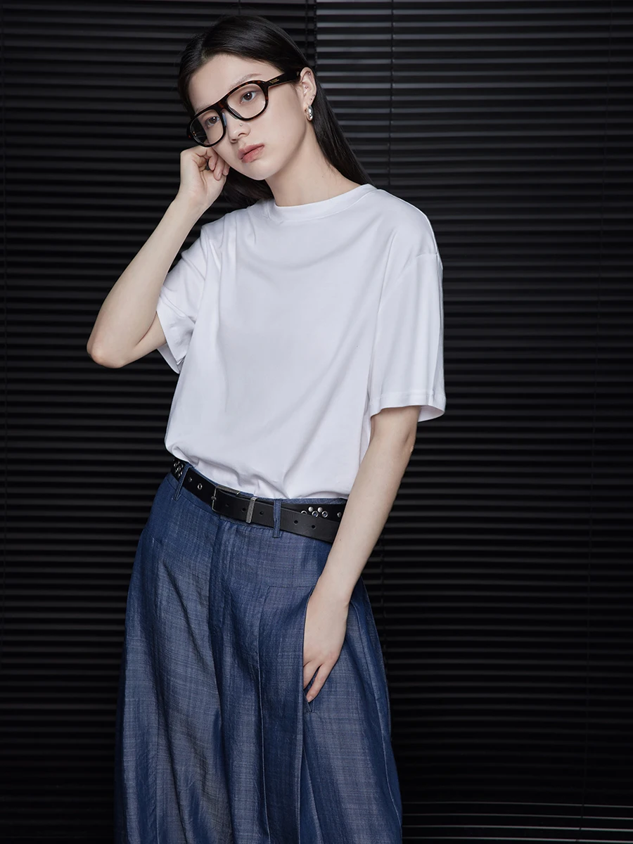 きれいめコーデの基本アイテムとしての白色のコットンTシャツ | クルーネック・ゆったり・夏用