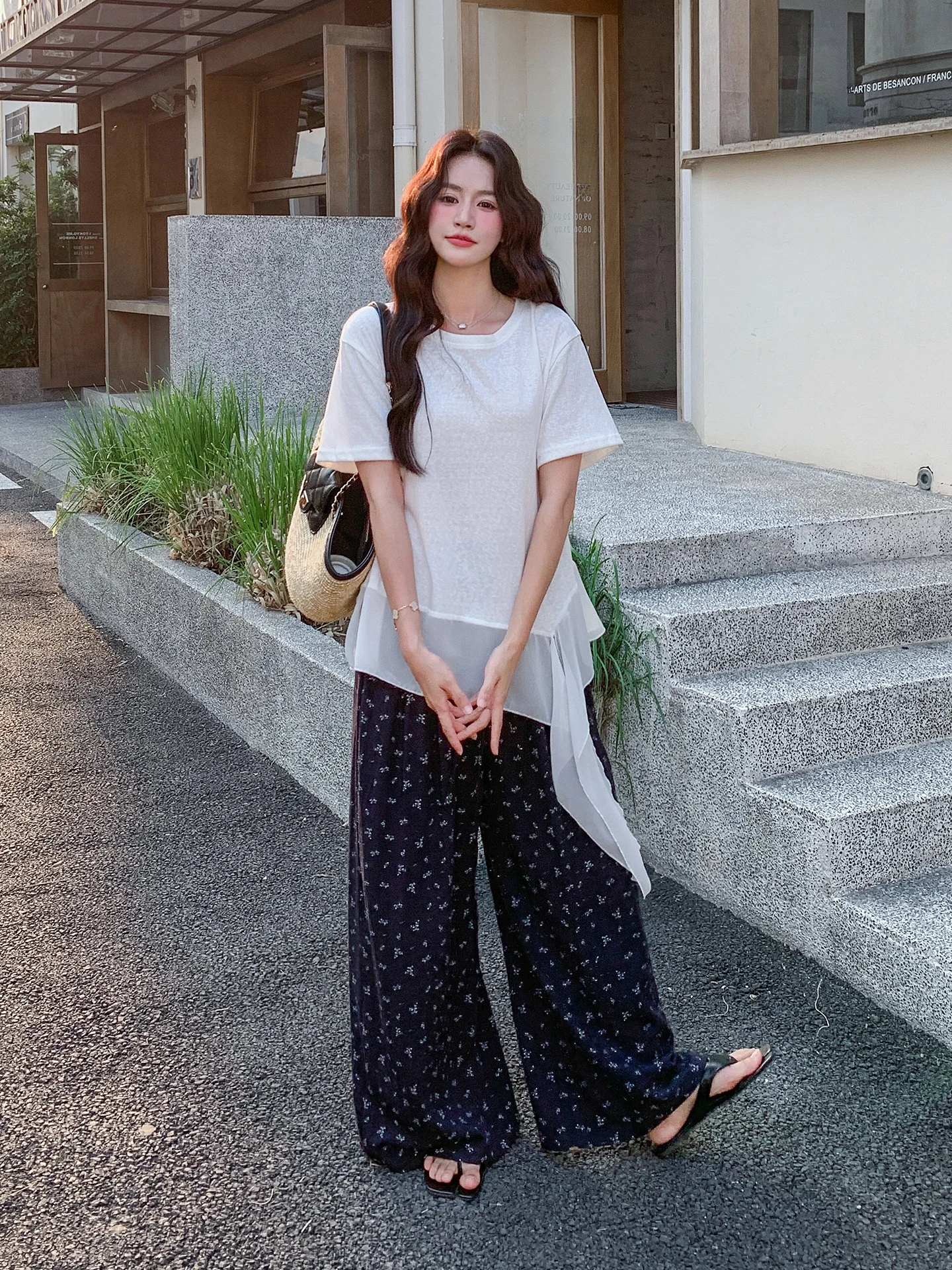 20代後半の日常に合う、今流行りの服はこれ？不規則なネットチュールトップスとワイドパンツのセットアップが解決する