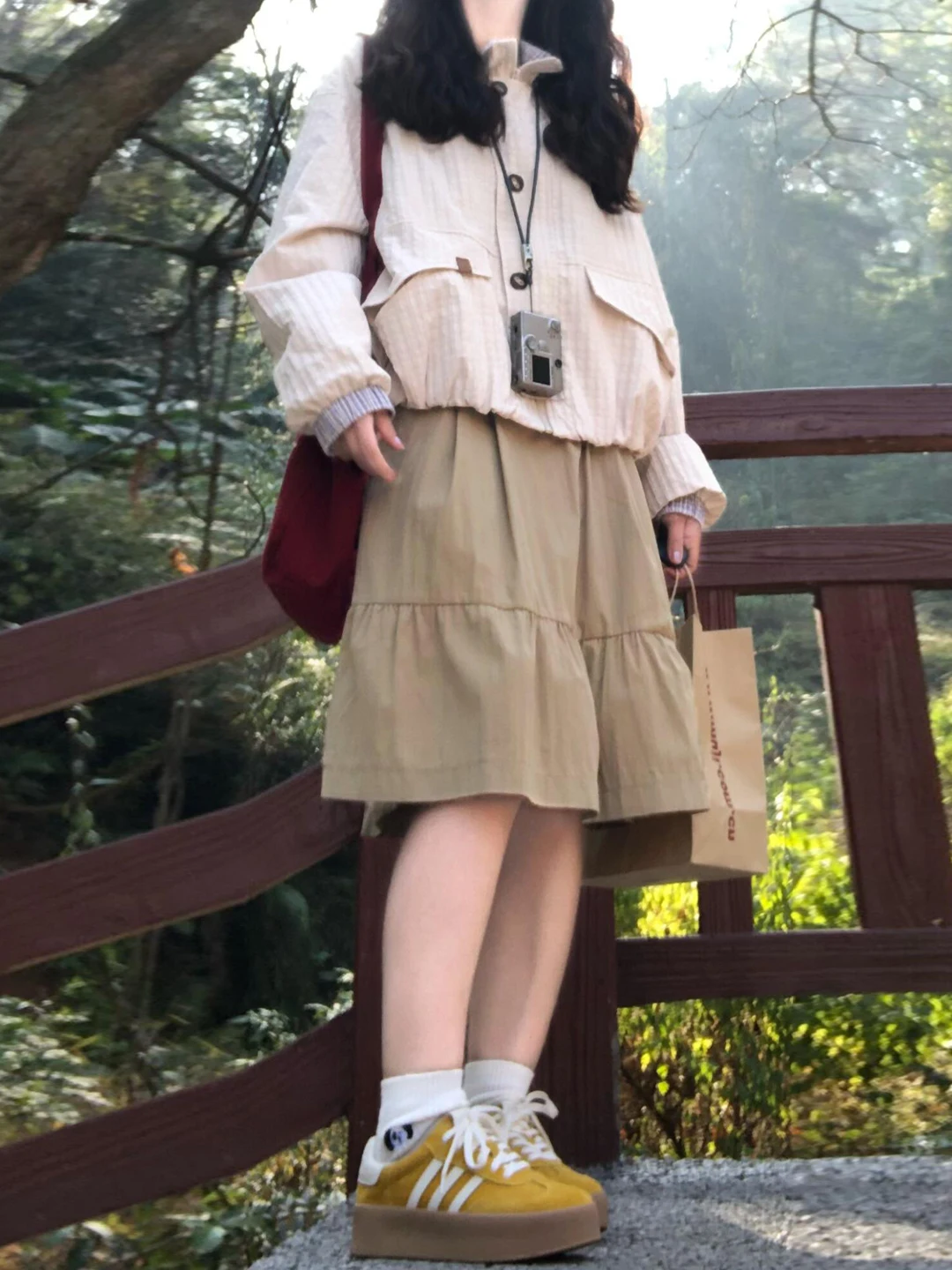 カジュアルカーキ色のハイウエストAラインスカート：お出かけ服装の定番としての実用性とデザインバランス