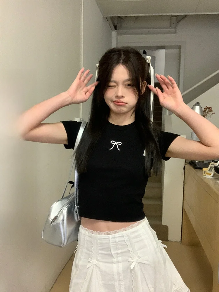 蝶結びデザインの黒い短袖Tシャツ 春コーデ レディース おすすめアイテム
