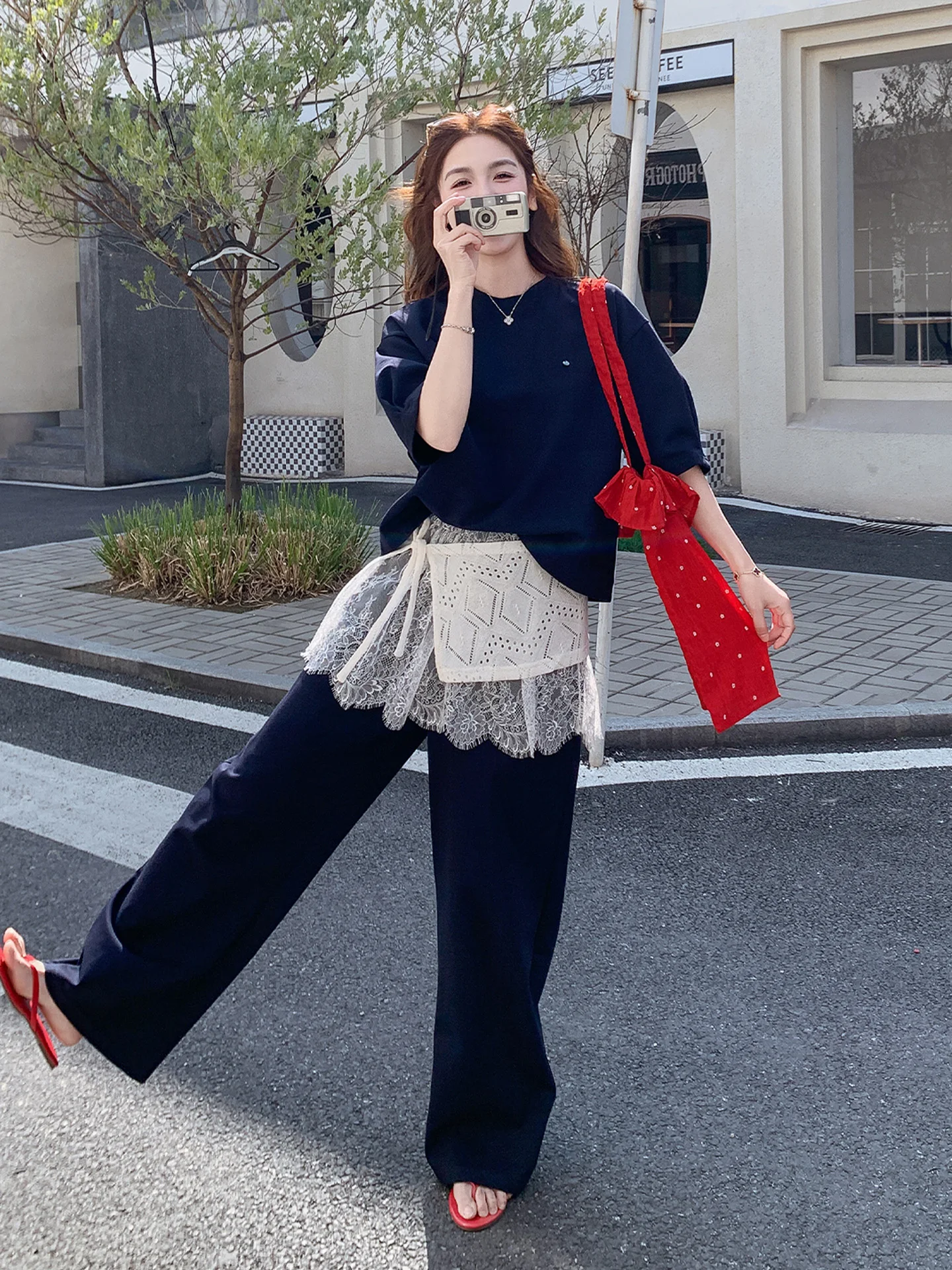 おしゃれな着こなしを実現するには？深い青色Tシャツとレースワイドパンツのコンビネーションが答えになる