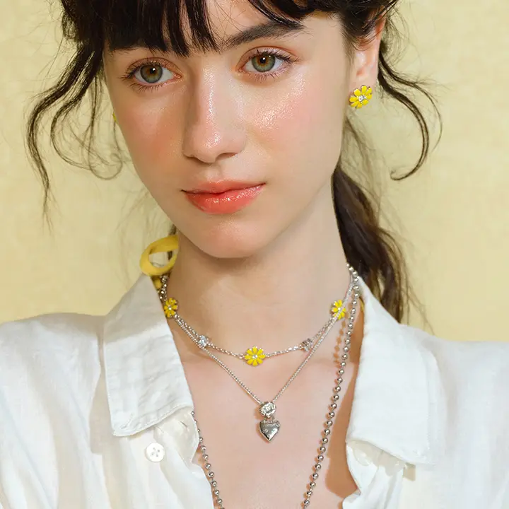 多彩な花びらデザインのネックレス【デリケートな鎖骨ラインを引き立てる・女性用・プレゼントに最適】