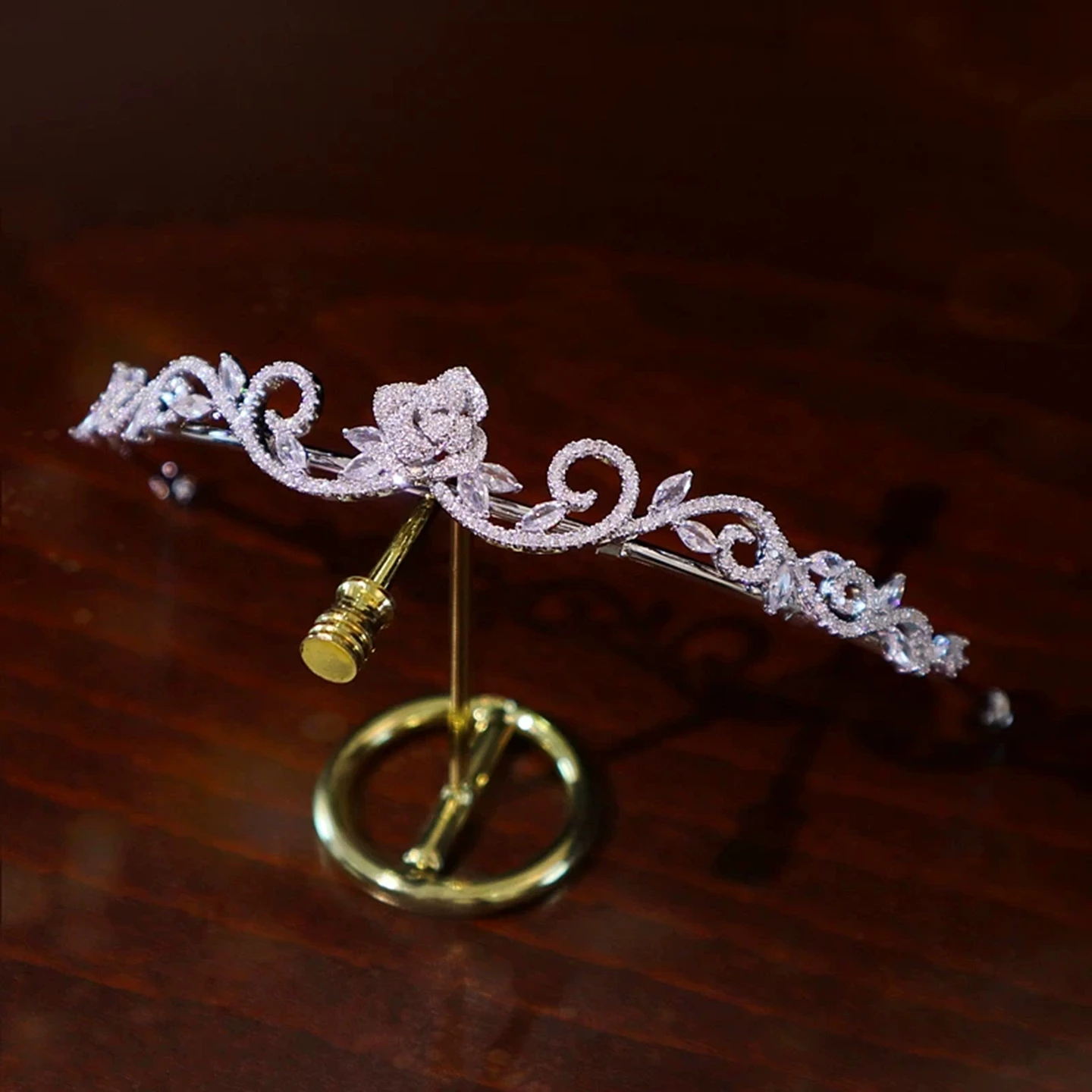 ゴールド ヘッドドレス はどのようなもの？華やかでエレガントなロージー花飾り付きジルコニアクラウンの実際の使い方と特性
