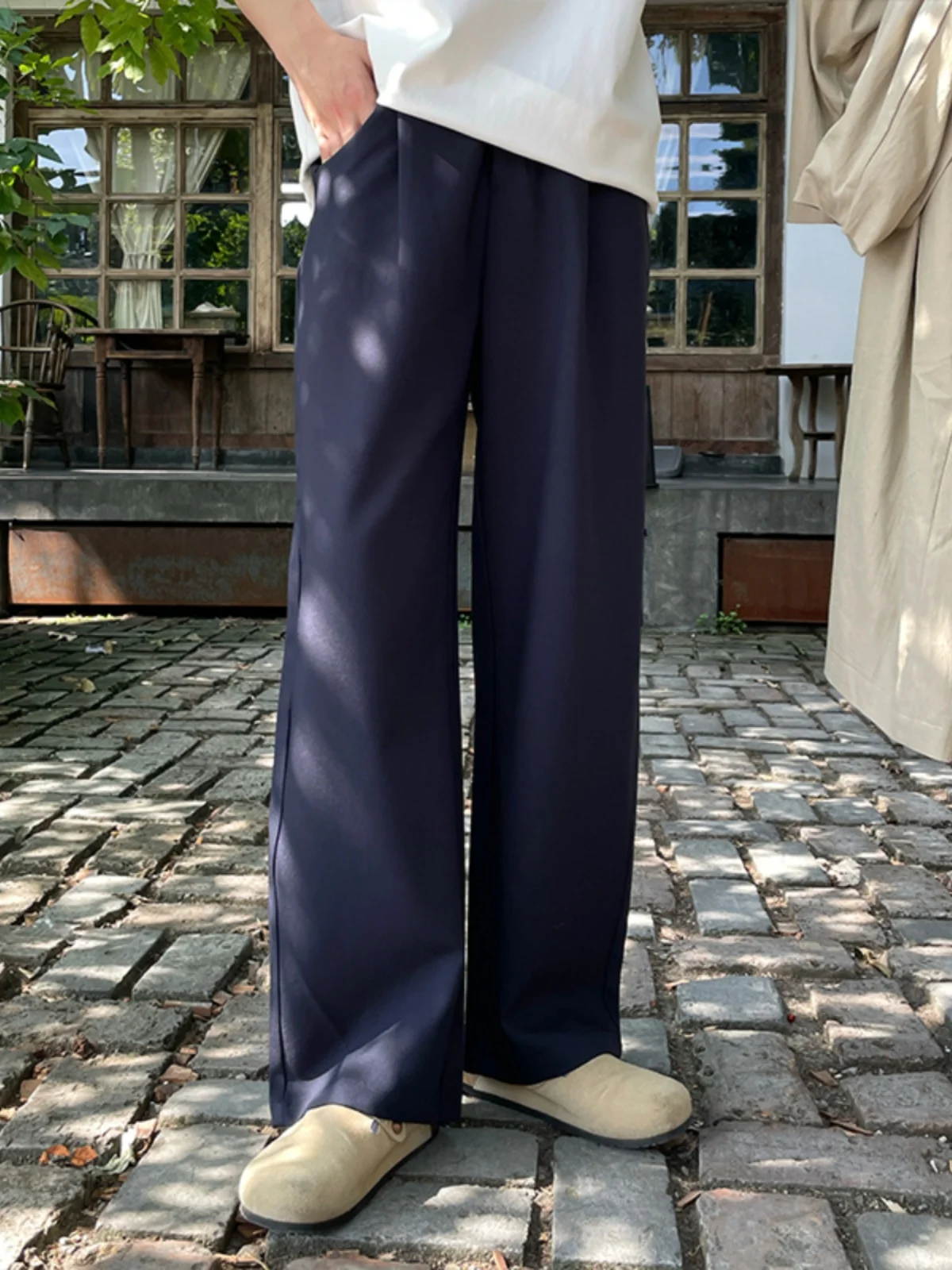 ワイドパンツの着こなし：丈の長いパンツが実際どう見えるか