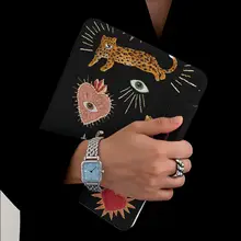 iPad用プロテクトケース【黒いヒョウ柄・愛心デザイン・磁気吸着・防落下対応・ペンホルダー付き】