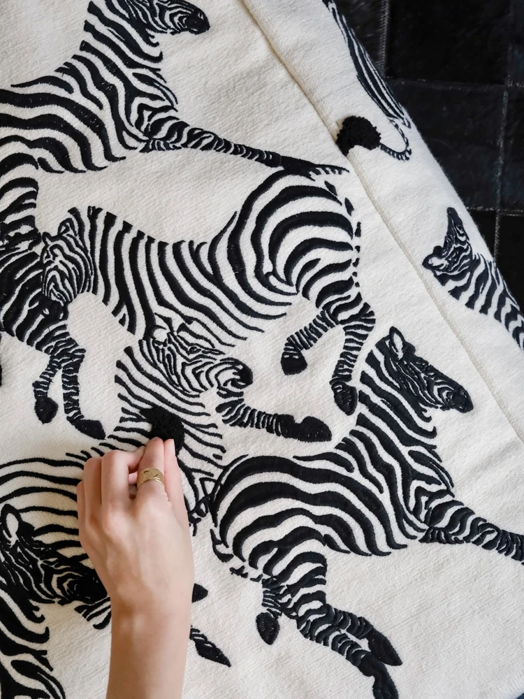 ブラックホワイトゼブラ刺繍クッション：おしゃれでゆったりするインテリアの選択肢