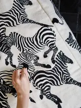 ブラックホワイトゼブラ刺繍のクッション【パールカラー・カジュアルリビング用・取り外し可能】