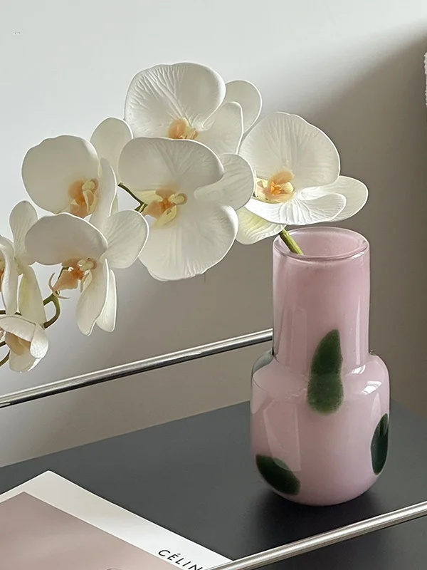 ガラスの花瓶 どうしてかわいいのか：洗練されたデザインのヴィンテージ風ガラス花瓶の実際の使い方と評価