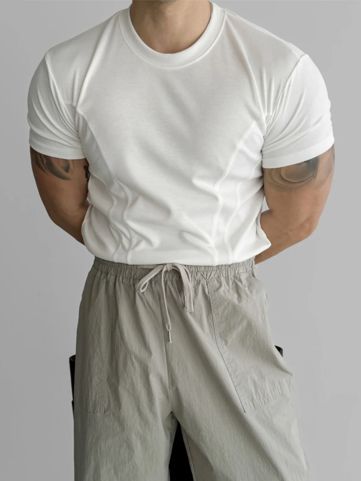カットオフTシャツが似合う体型の選び方は？30代男性が実際の着用で気づいたこと