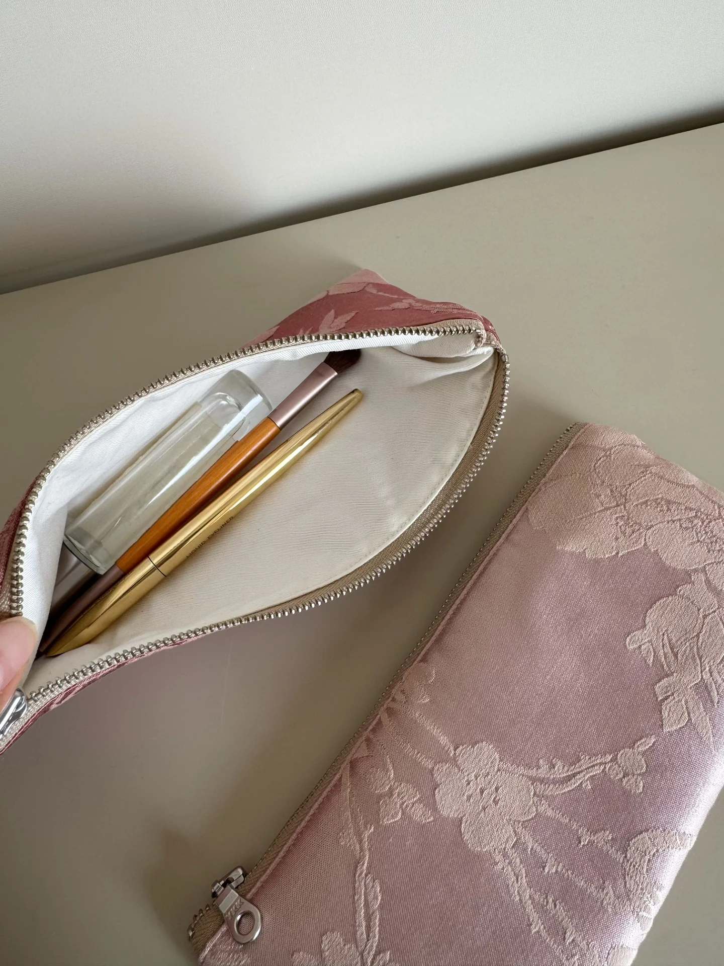 平成 懐かしい筆箱 とは？ピンクサテン製刺繍長型収納ポーチの実際の使い勝手と特性