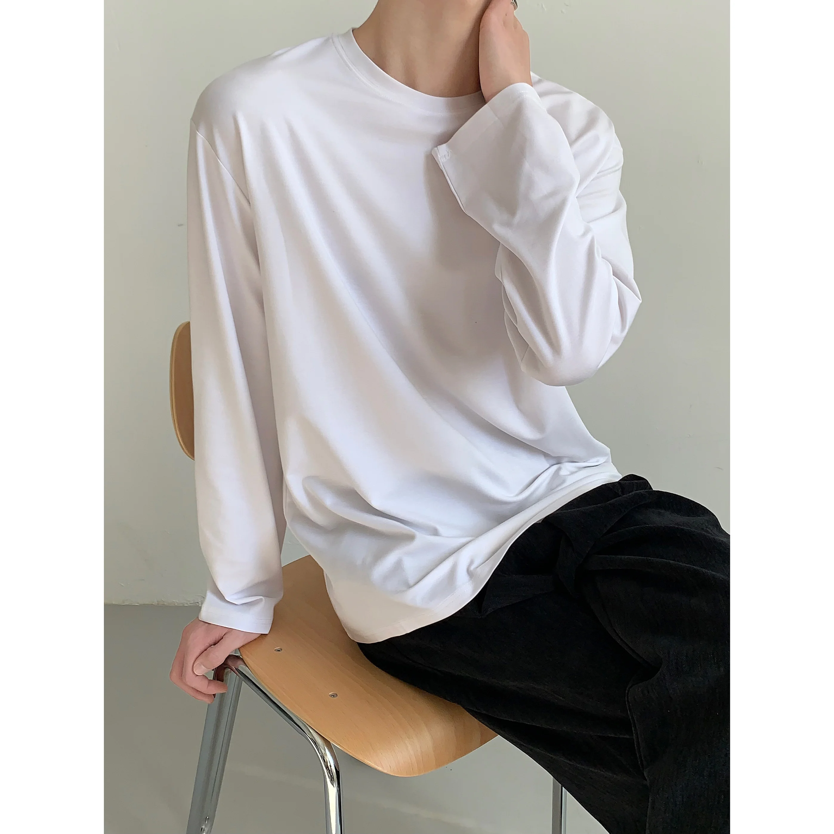 Tシャツを横から見るとどう着こなす？高級感ある長袖Tシャツの着こなしアレンジを徹底解説