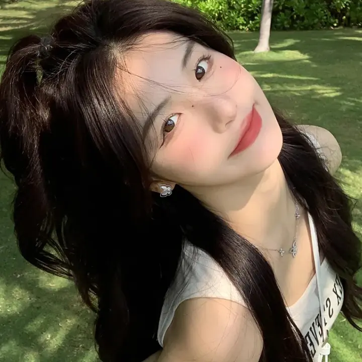 おしゃれなバタフライクリップイヤリング【穴あけ不要・高級感のあるデザイン】