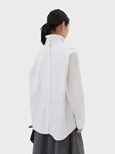 リバーシブルデザインのコットン白シャツ