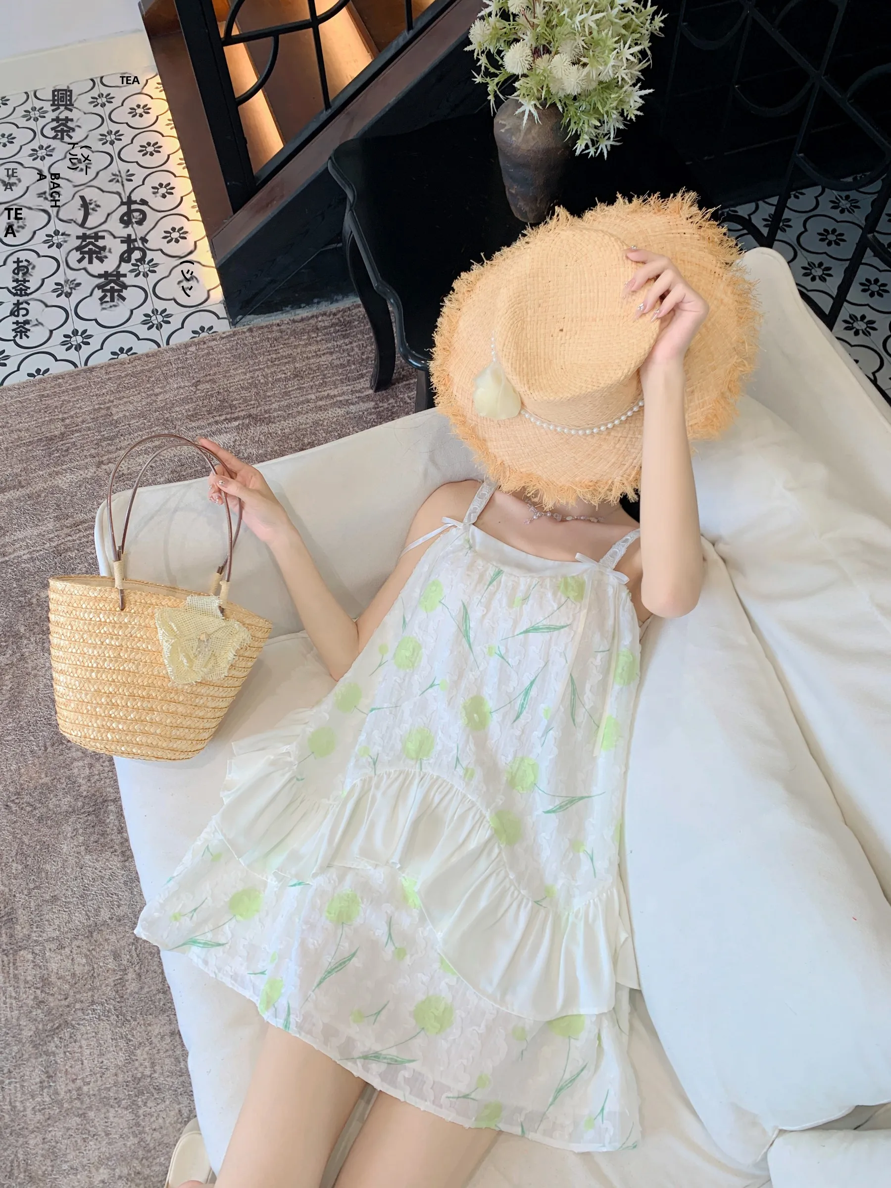 花柄キャミソールワンピース：夏のコーディネートに最適なフィット感とパステルカラーの組み合わせ