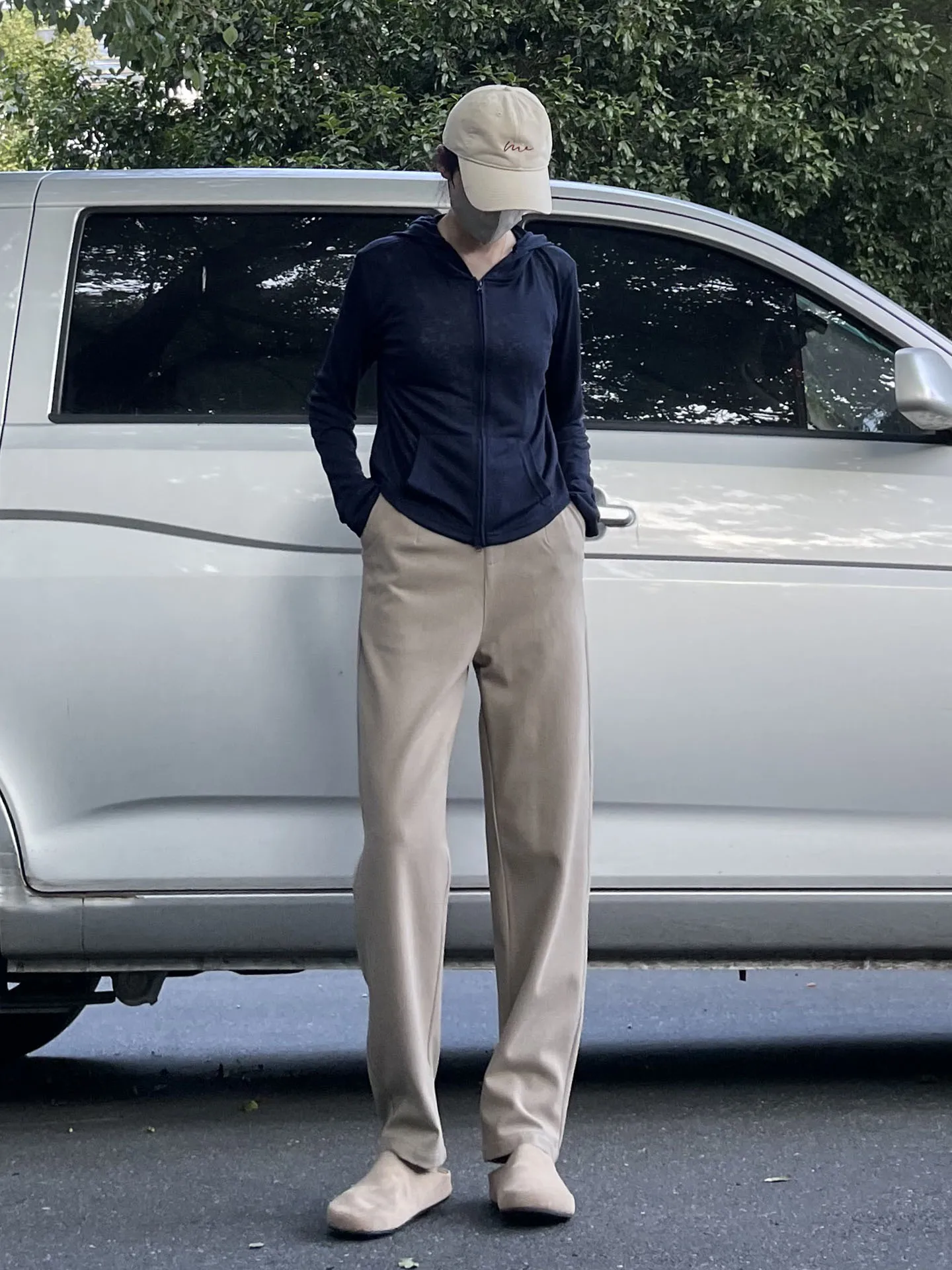 通勤の日常に欠かせない1着は、本当に「カーキ色 パンツ」なのか？