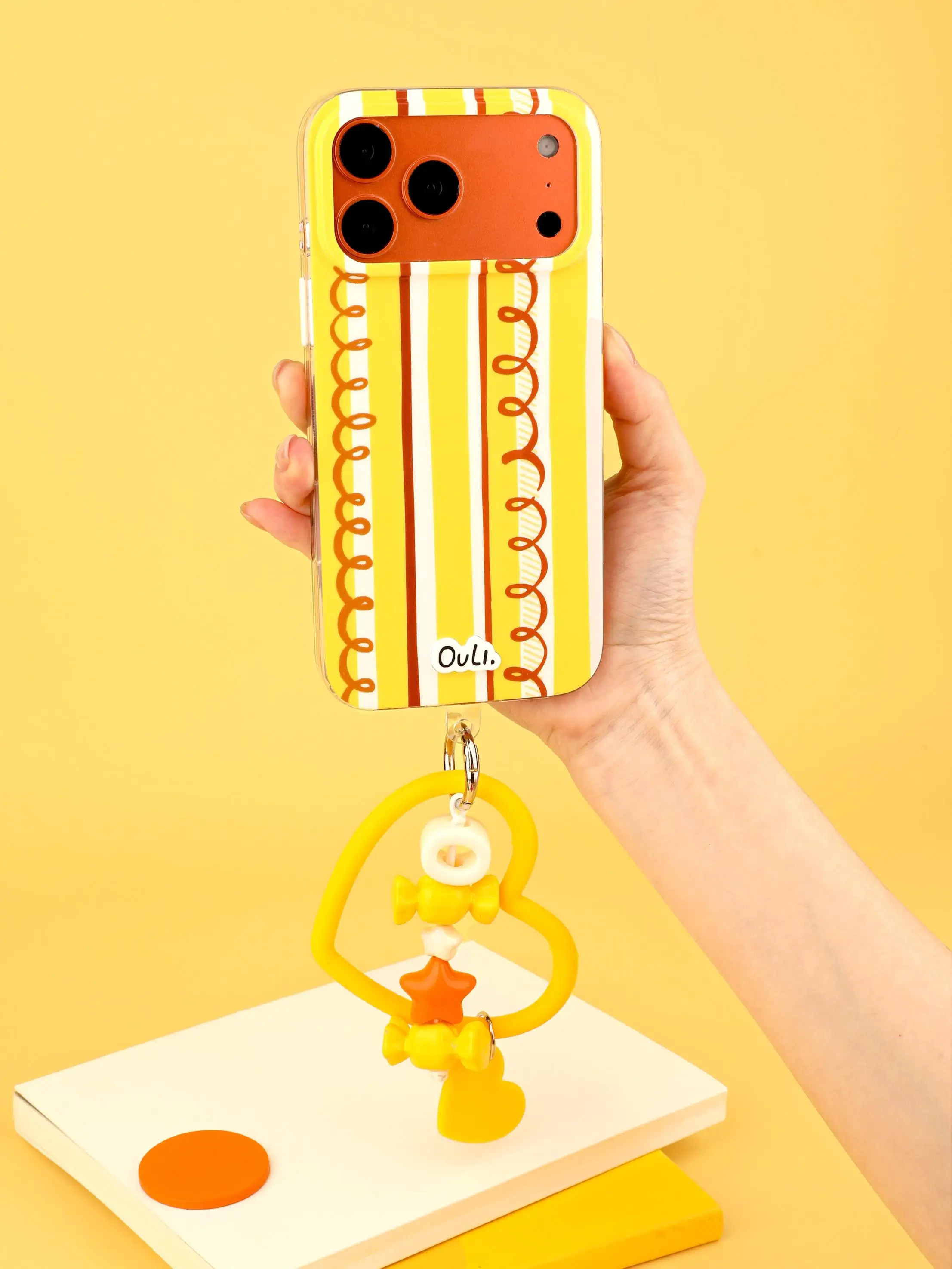 高級感ある青のスマホチェーンストラップ：ガジェットおしゃれのインテリアアクセサリーとしての役割