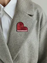 インドシルク製 手刺繍ハートピアノブローチ【個性的なデザイン・アクセサリー】