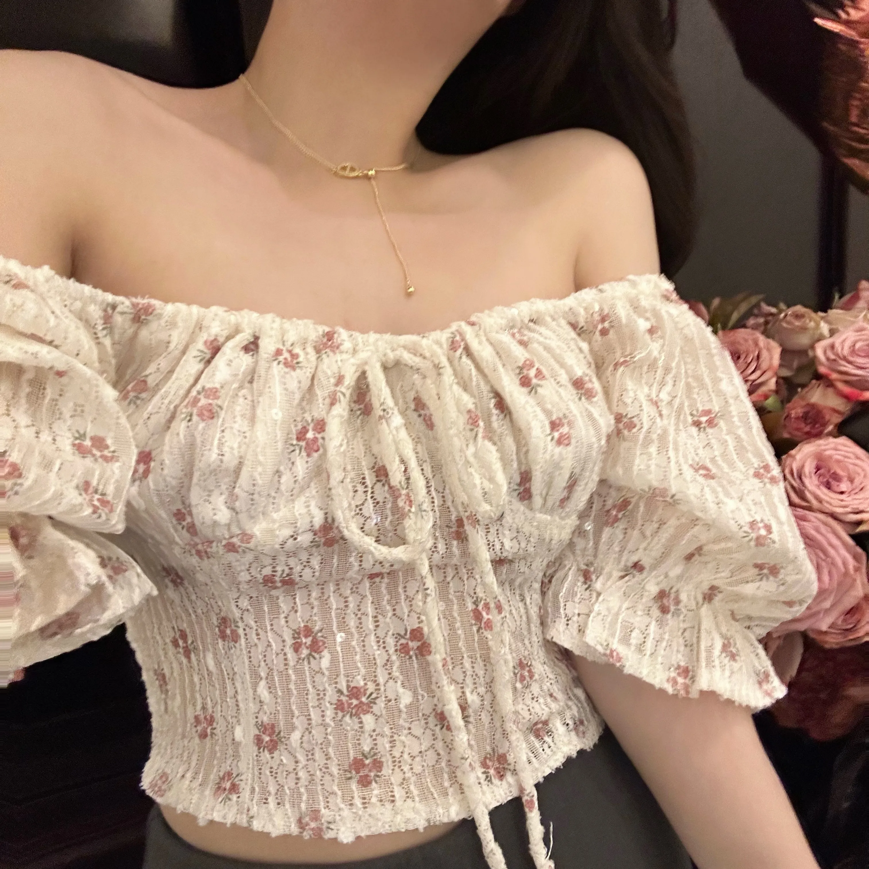 フラワー レース トップスは、本当に「着るだけで心が癒される」アイテムなの？