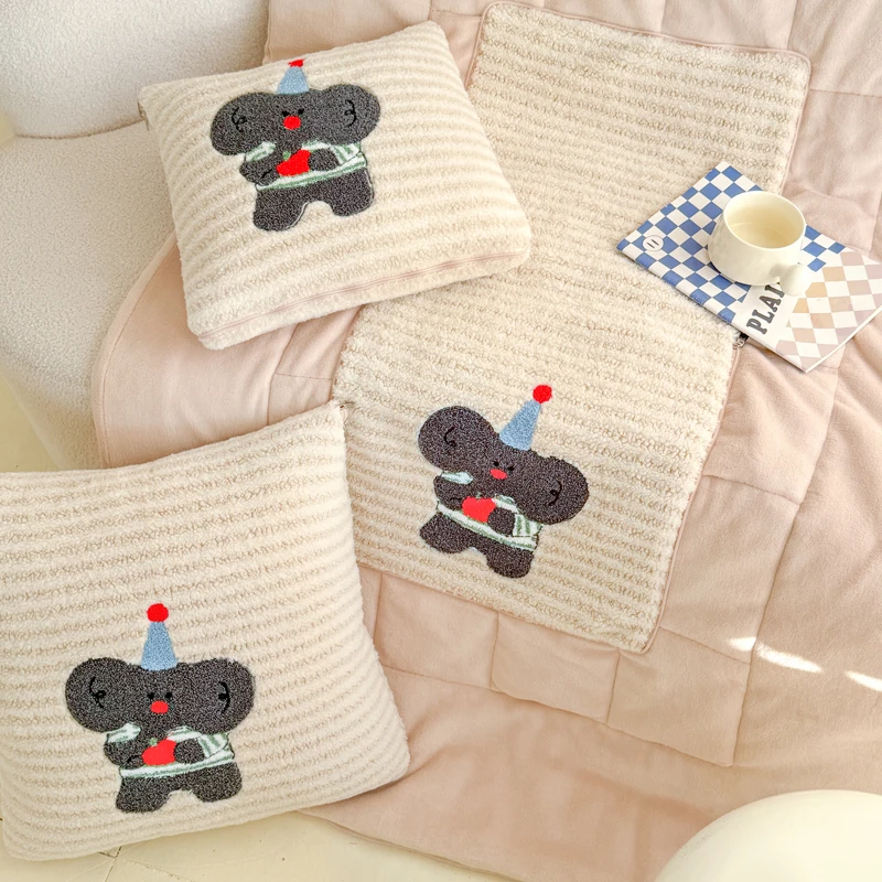 暖かい敷きパッドとしてのふわふわ抱き枕＆ブランケット：秋冬兼用の保温機能と使用シーン